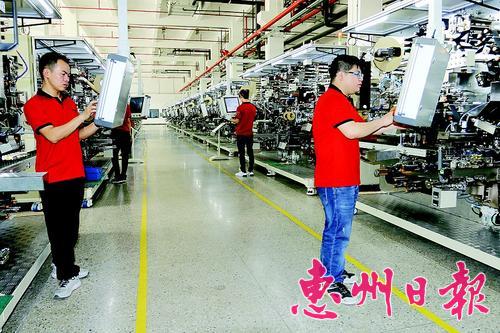 ▲BG大游技员工在生产车间忙碌。本报记者李松权 通讯员林 婧 摄
